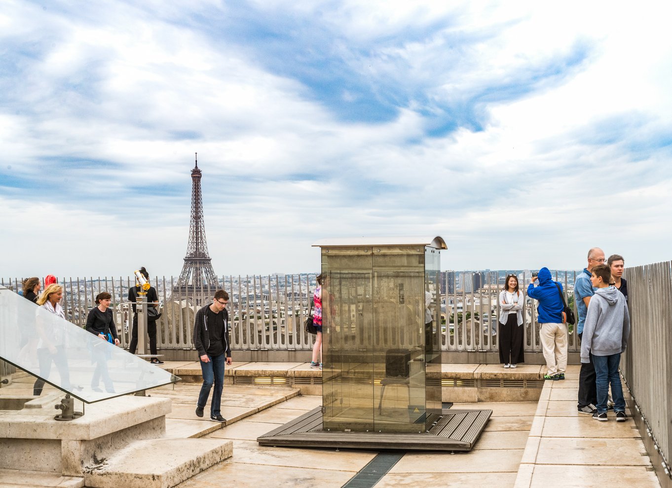 La tour Eiffel vue depuis la terrasse de l'Arc de Triomphe avec des visiteurs au premier plan